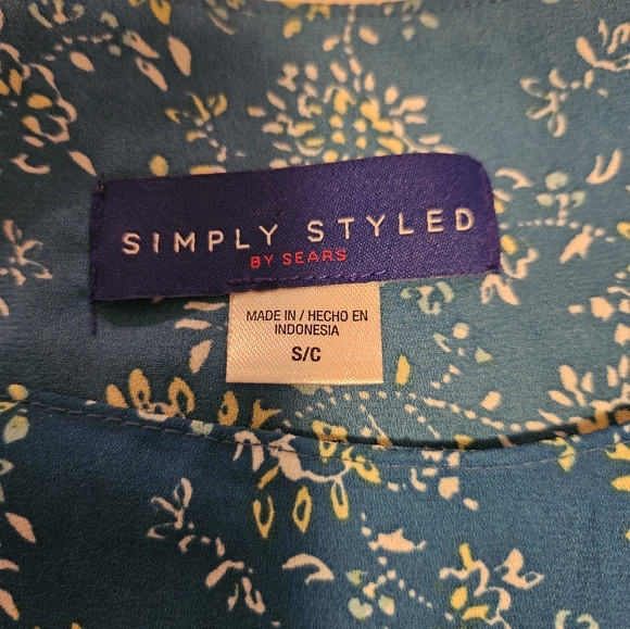 Cute peek shoulder top, teal with yellow and white floral pattern, size small - Picture 5 of 5